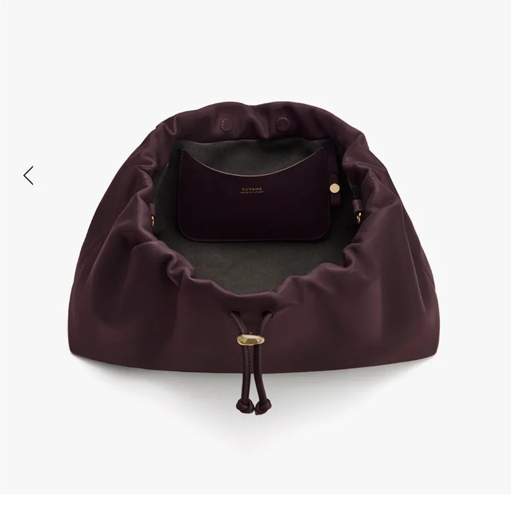 Cuyana Dia drawstring shoulder bag in smooth lambskin leather- Plum - Picture 5 of 10